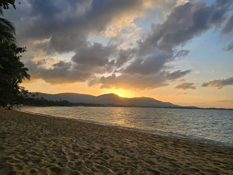 Apus de soare pe insulă - vedere de pe plaja hotelului