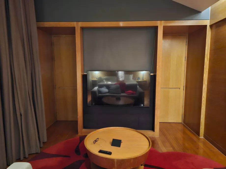 Cameră cu o ușă închisă care separă holul și baia