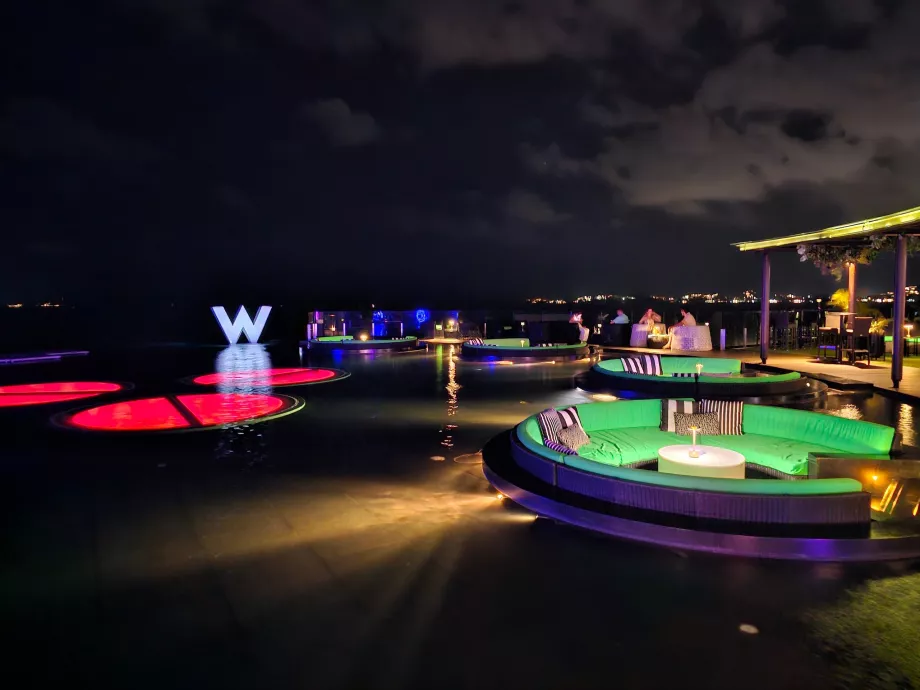 WooBar după lăsarea întunericului