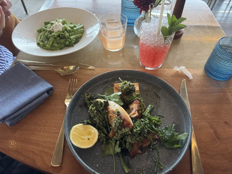 Mâncare în restaurantul Peak