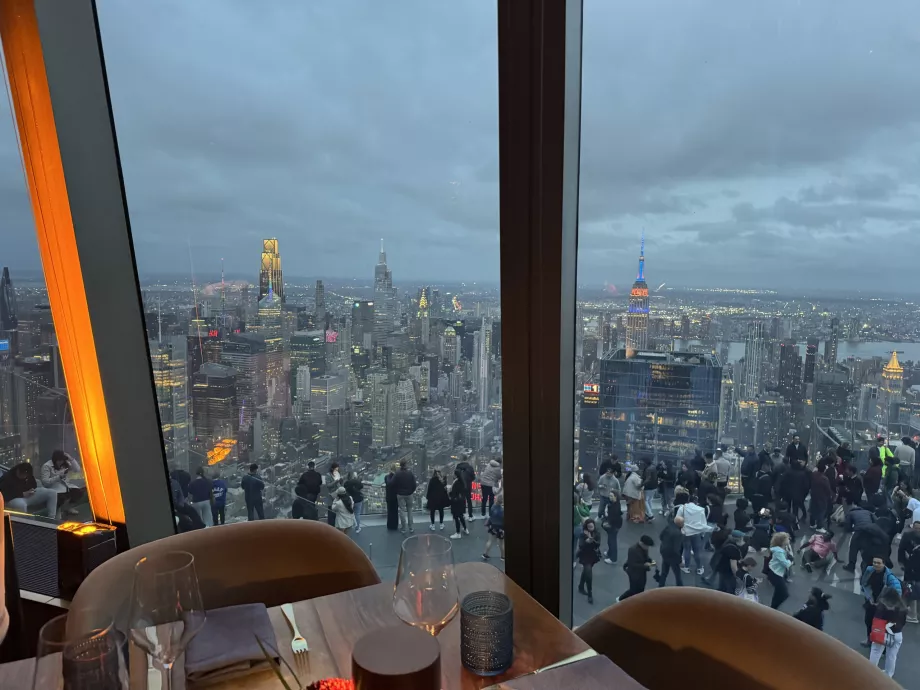 Vedere de la restaurantul Peak