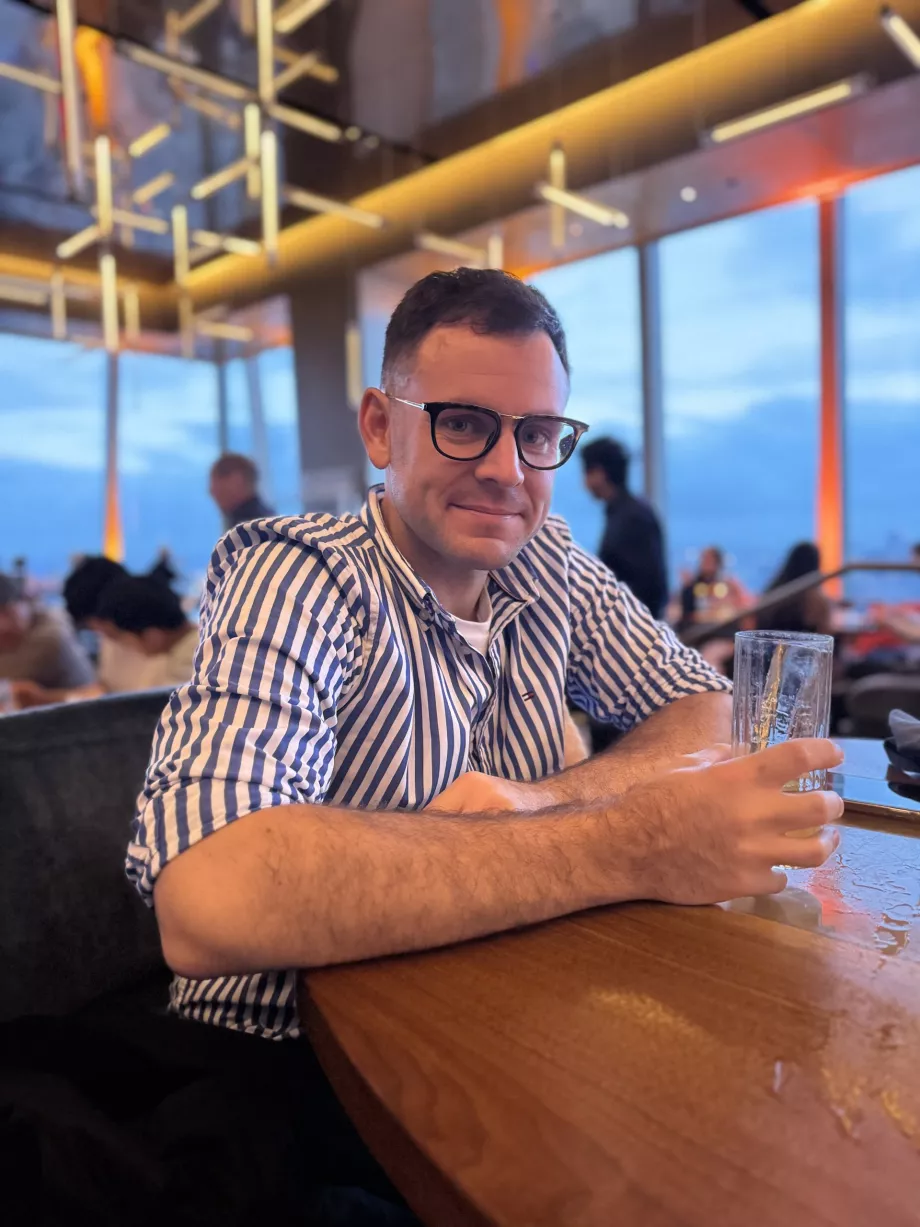 Eu la restaurantul Peak