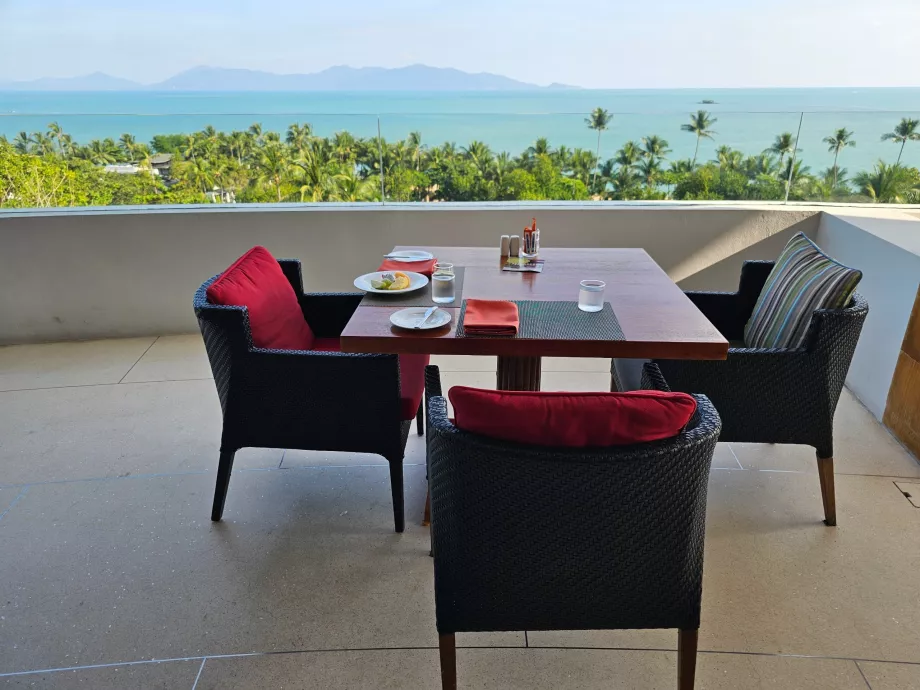 Mic dejun - terasă cu vedere