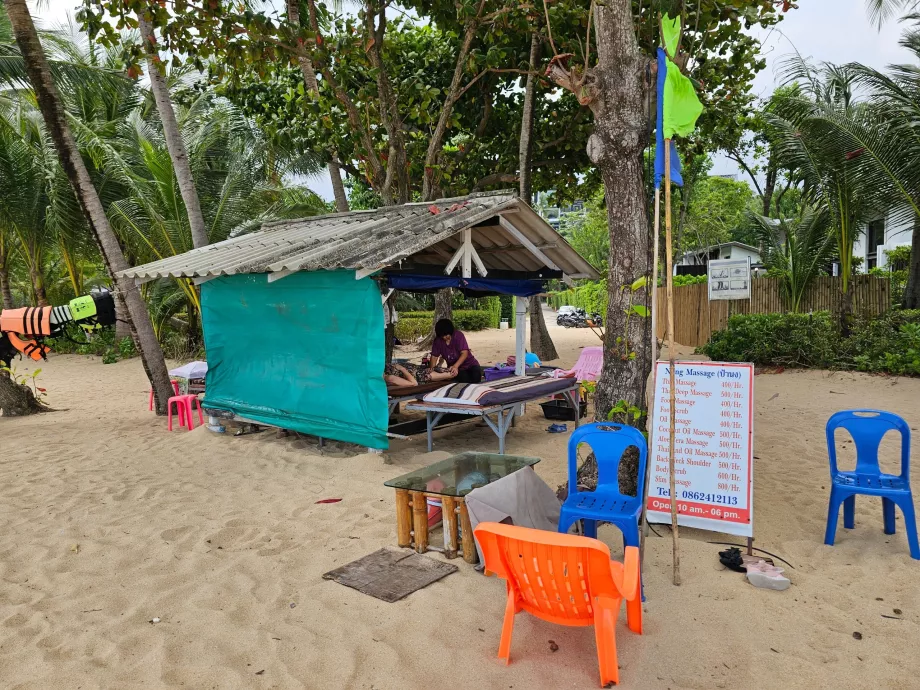 Masaje pe plaja de lângă hotel