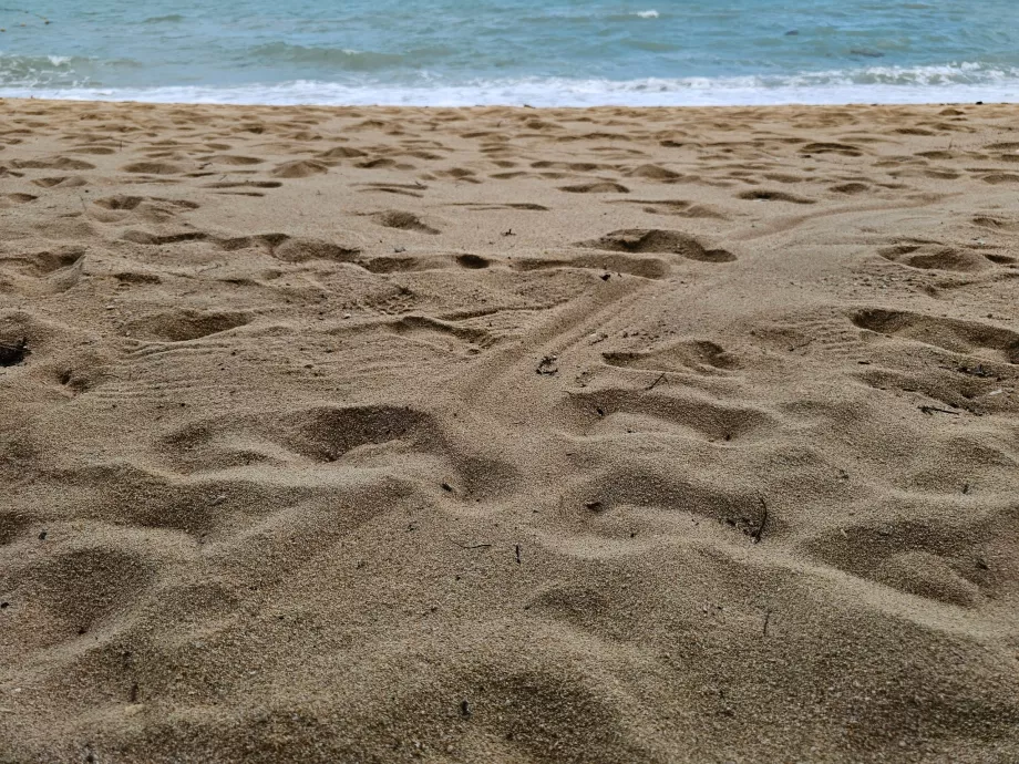 Nisip mai grosier pe plaja hotelului