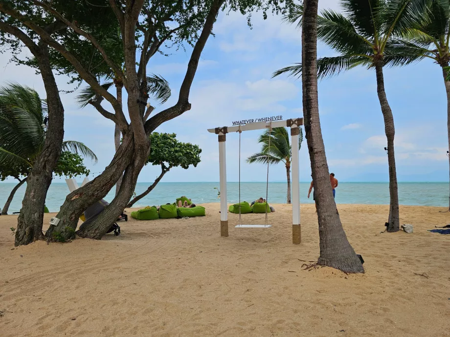 Leagăn pe plaja hotelului