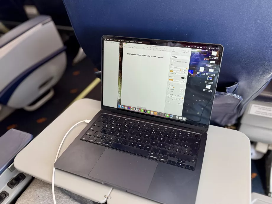 O mulțime de spațiu pentru a deschide laptopul