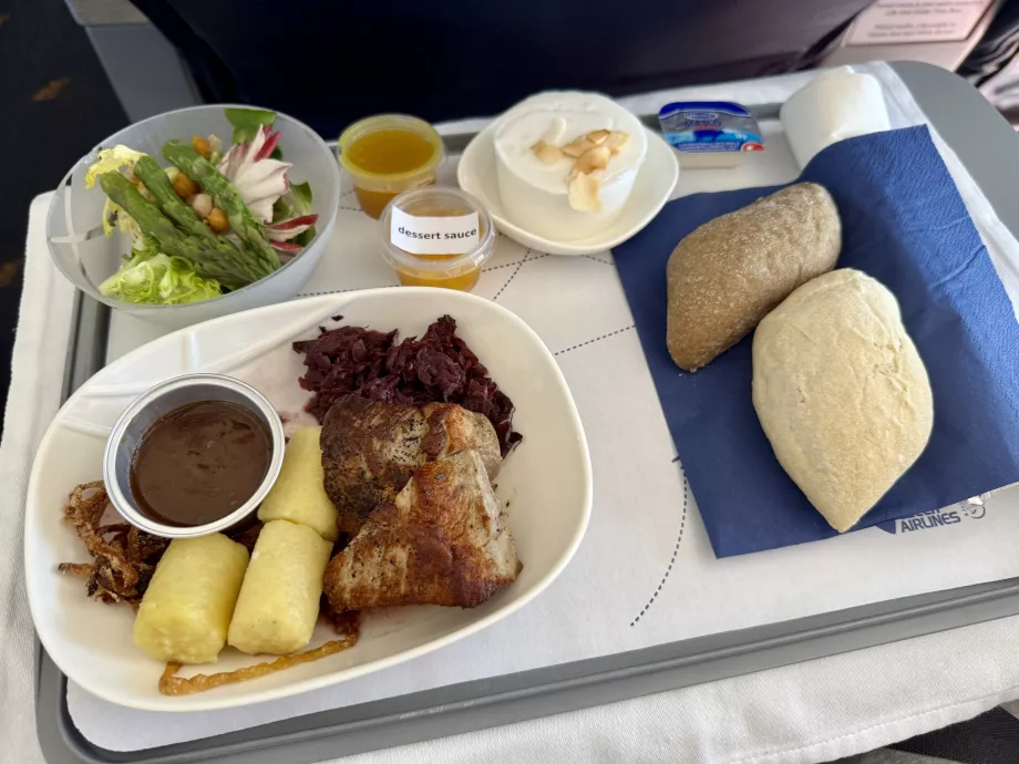 Fel principal: file de porc cu gnocchi, varză roșie și ceapă prăjită
