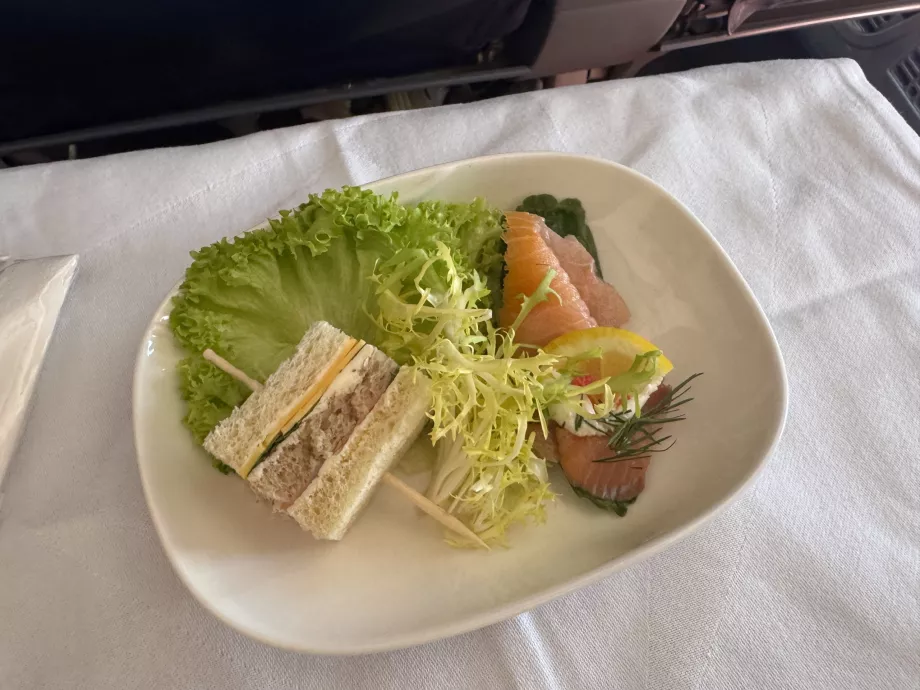 Starter: pâine prăjită, salată și somon