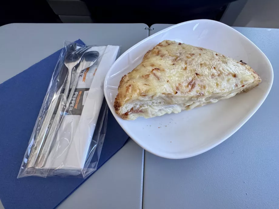 Primul serviciu - pâine prăjită la cuptor cu brânză și șuncă