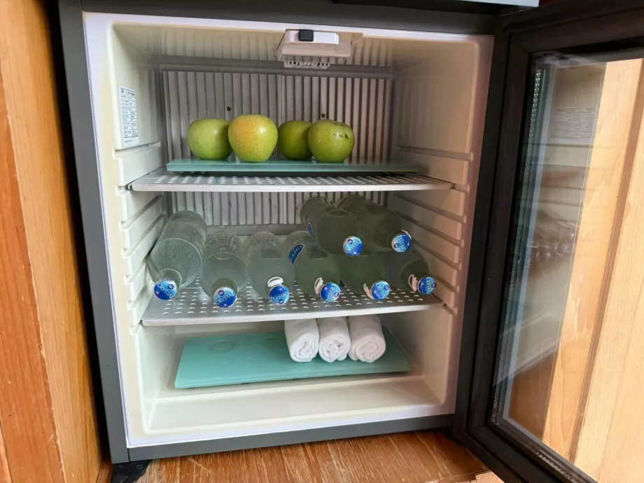 Apă, prosoape și mere gratuite în sala de sport