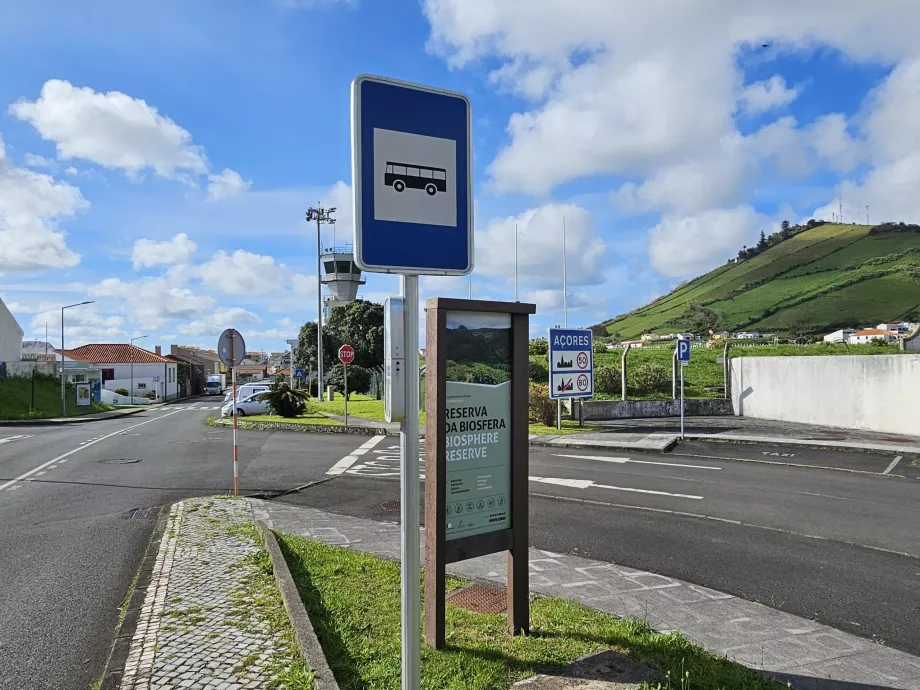 Stație de autobuz la Aeroportul Flores