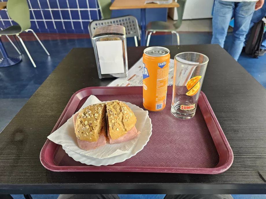 Ofertă de mâncare în restaurantul aeroportului