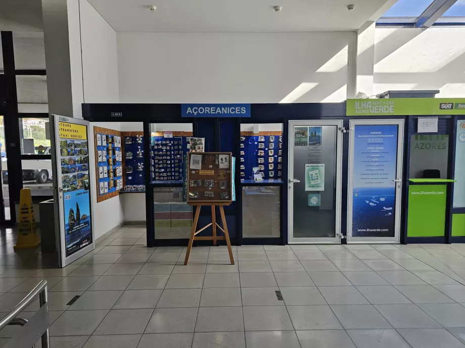 Magazin de suveniruri în zona publică
