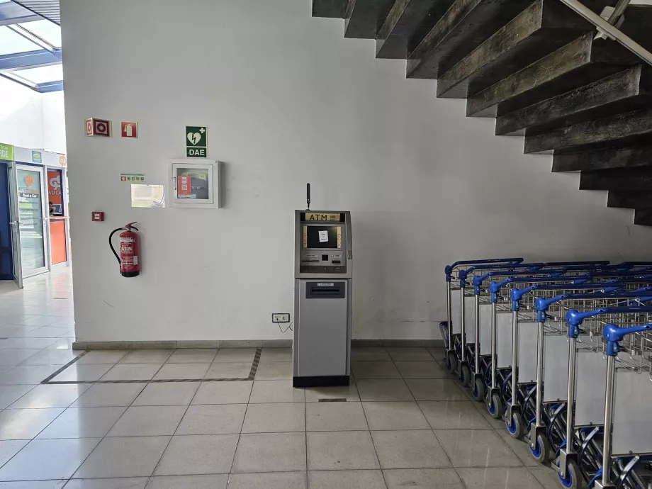 Bancomat în sala de plecări (zona publică)