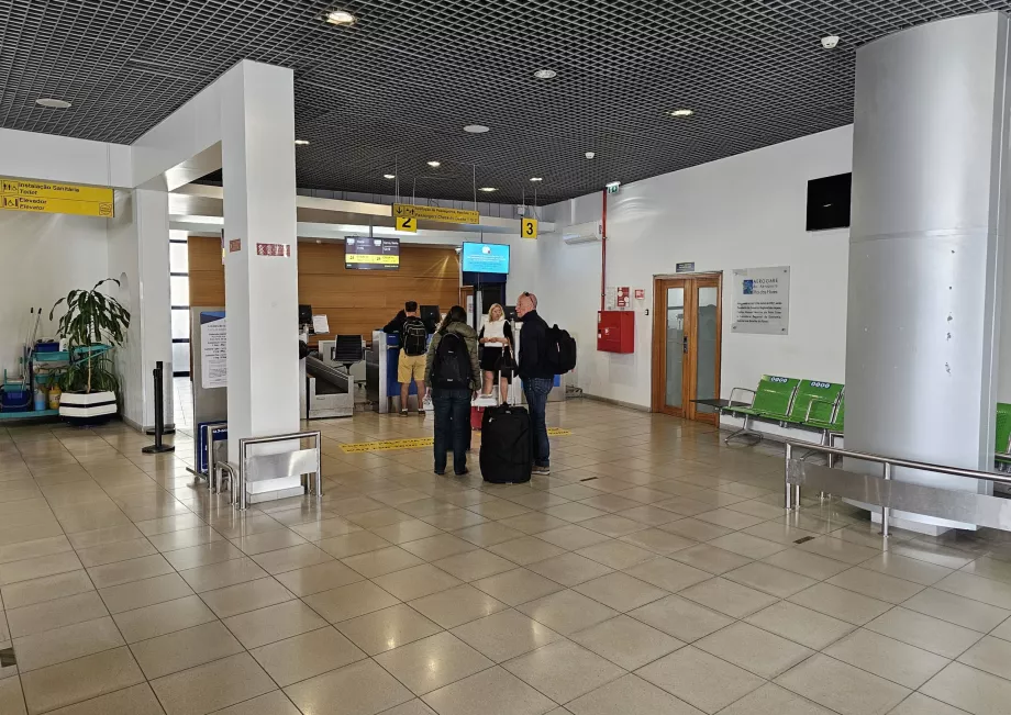 Sala de plecări, Aeroportul Flores