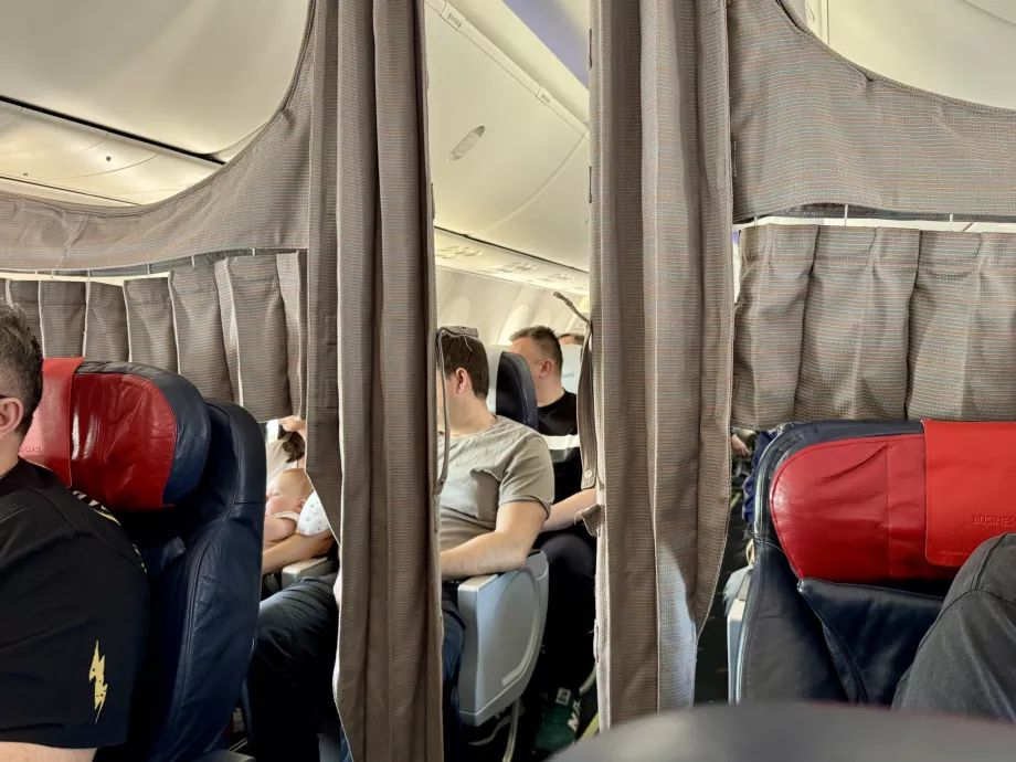 Cortina care separă clasa business de cabina economică