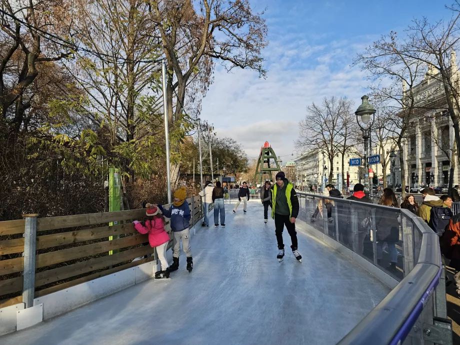 Pistă de patinaj în fața primăriei