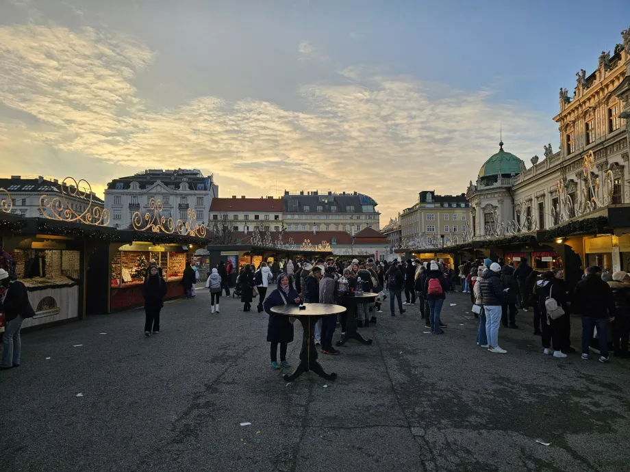 Piețe în fața Oberes Belvedere