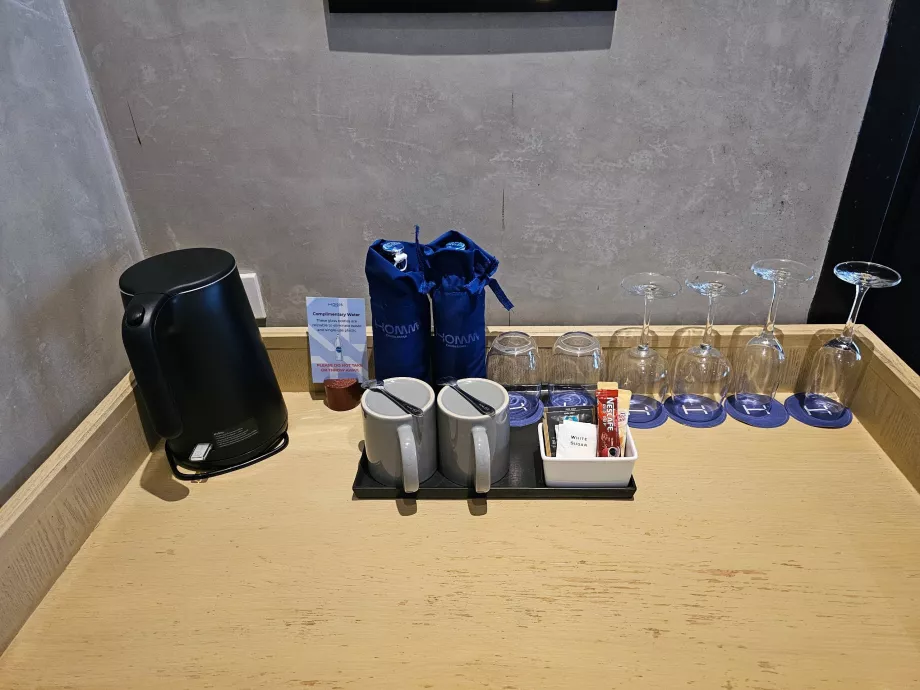 Apă și cafea/ceai instant gratuite