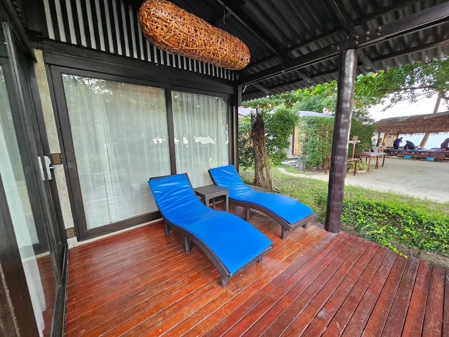 Șezlonguri în fața apartamentului nostru One-Bedroom