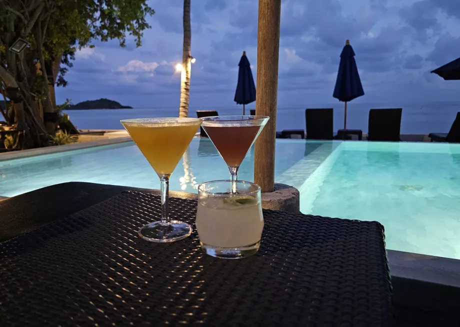 Băuturi lângă piscină