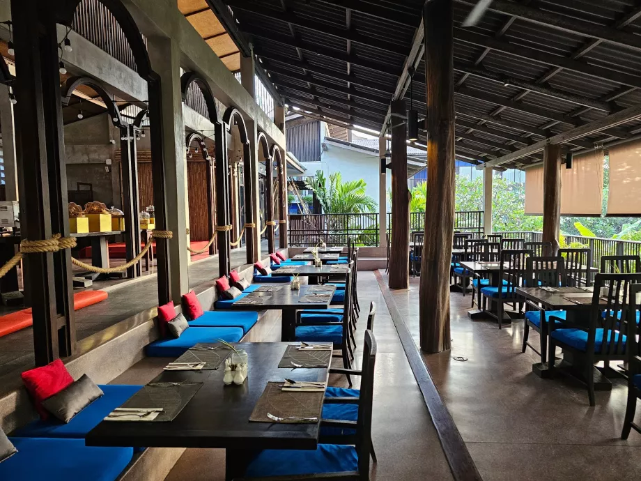 Restaurantul hotelului servește micul dejun