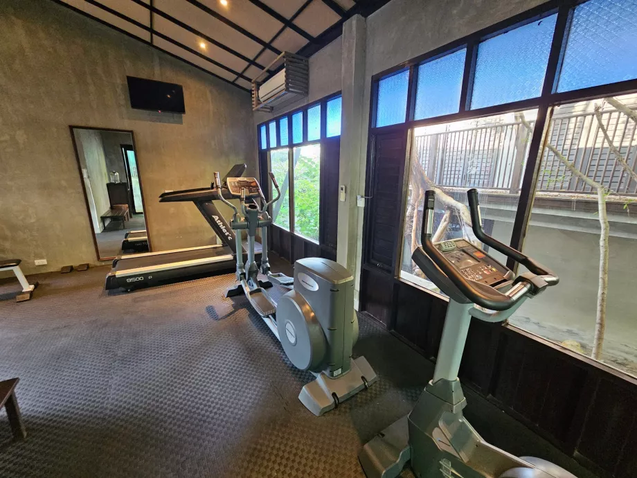 Sală de sport cu echipament vechi