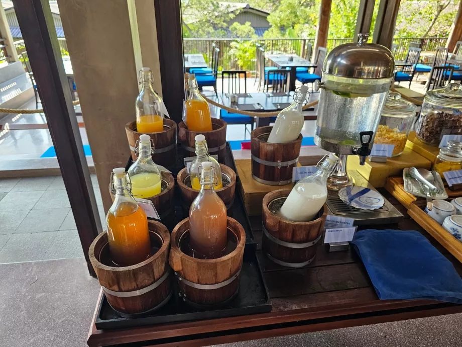 Mic dejun - sucuri, apă și lapte