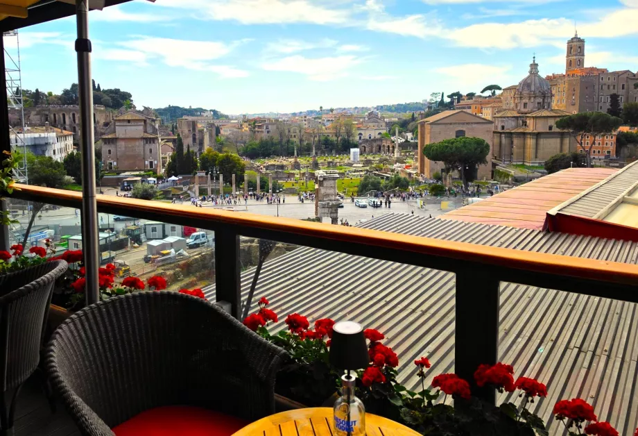 Vedere a Forum Romanum din restaurantul hotelului