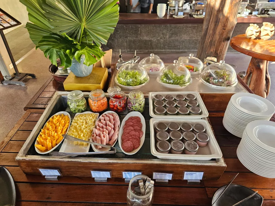 Mic dejun - șuncă, brânză și legume