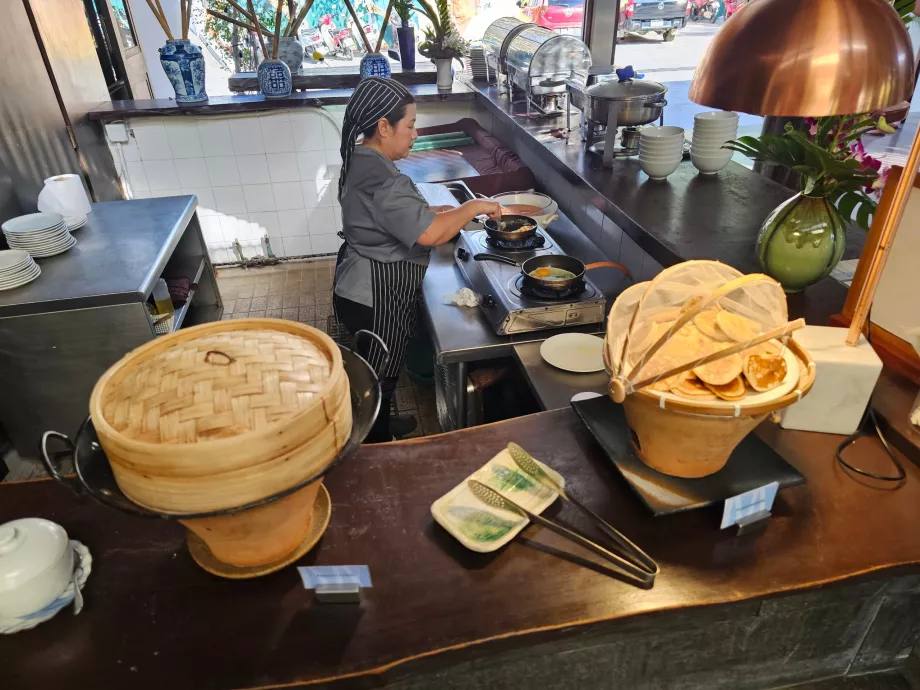 Mic dejun - clătite și prepararea ouălor