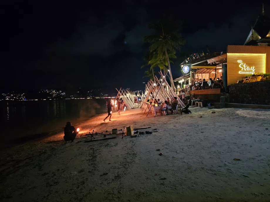 Spectacol de foc pe plaja Chaweng