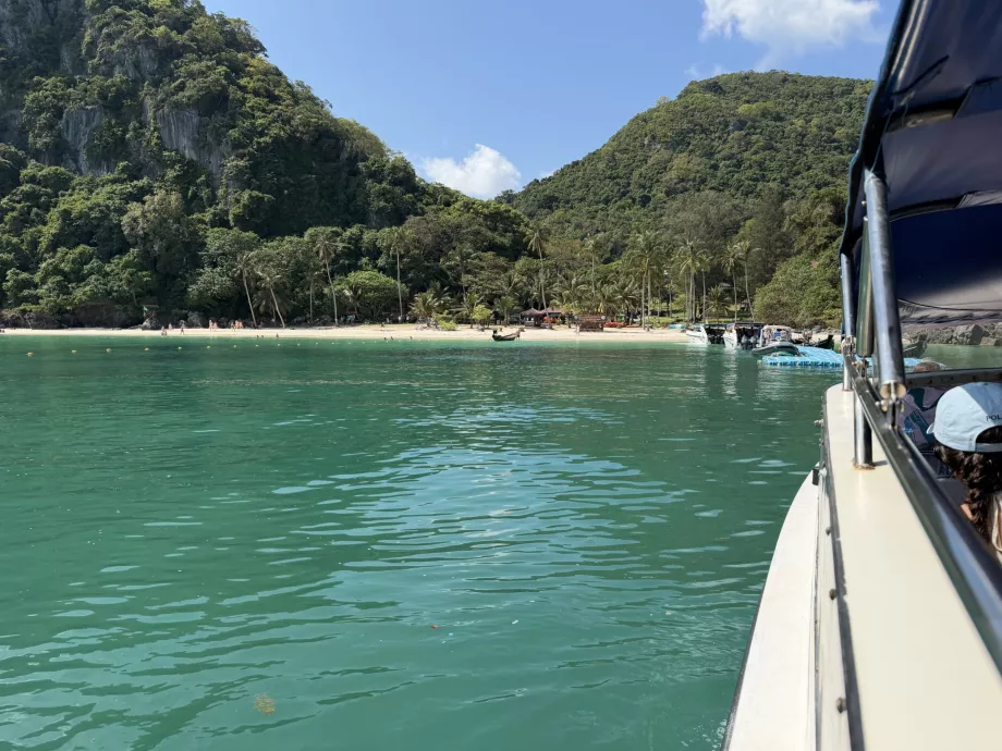 Aterizare pe plaja Koh Wua Ta Lap