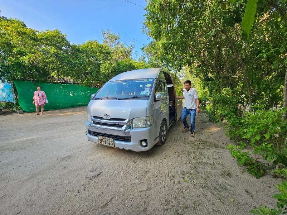 Minivan pentru transferul de la hotel la doc