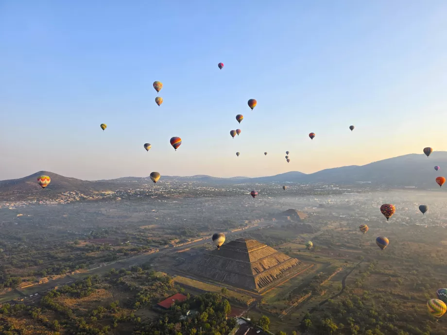 Zbor cu balonul deasupra piramidelor din Teotihuacán