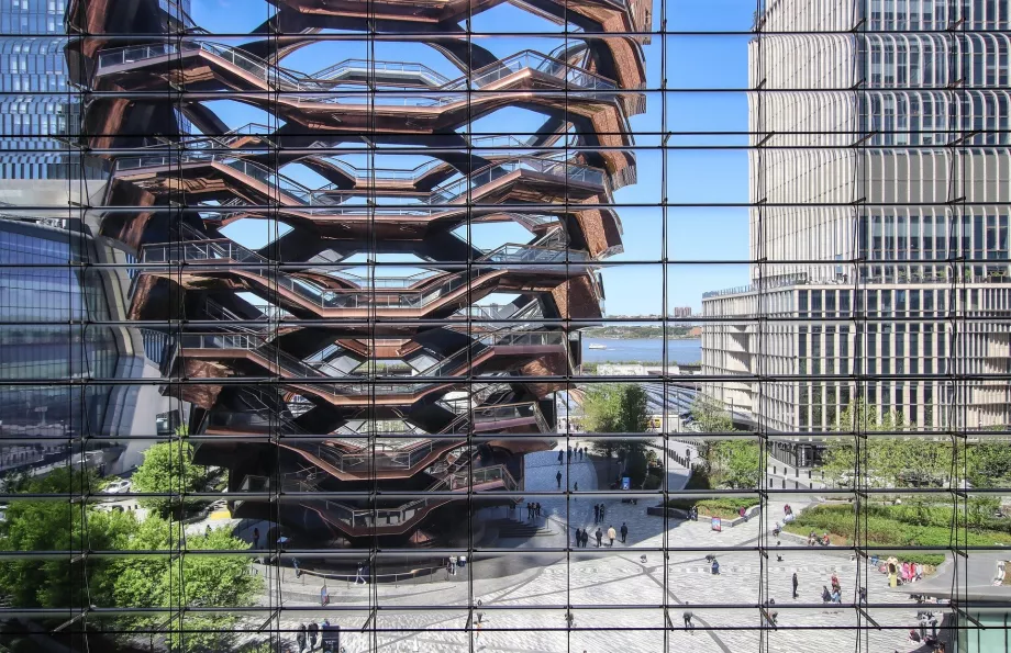 Nava văzută din zgârie-norii The Edge