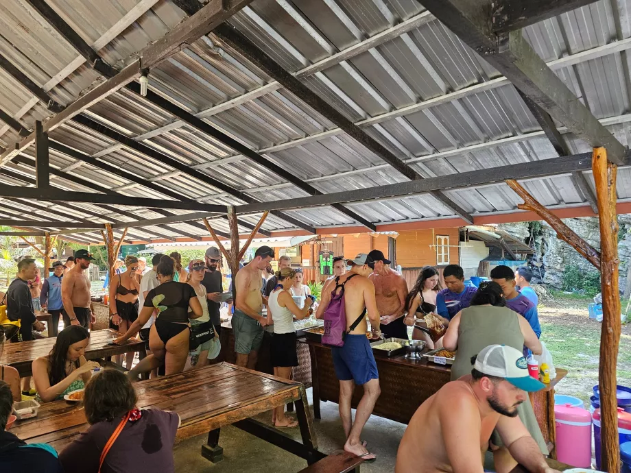 Prânz inclus în prețul excursiei