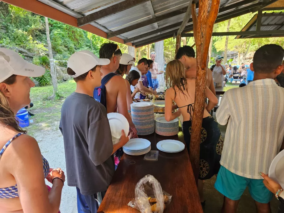 Prânz inclus în prețul excursiei