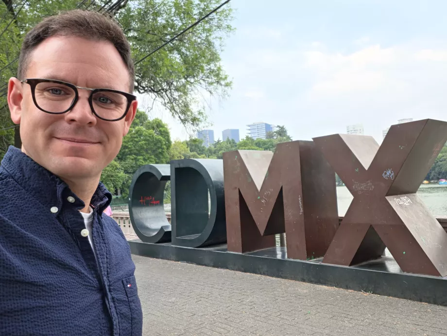 Eu în fața semnului "CDMX"
