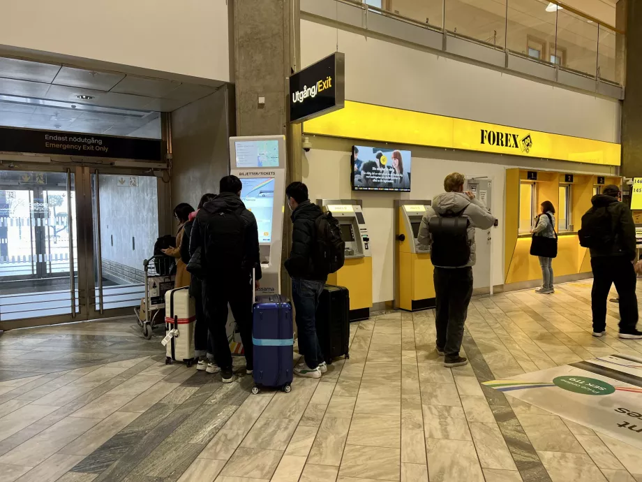 Automat de bilete lângă biroul de schimb valutar de la Aeroportul Goteborg