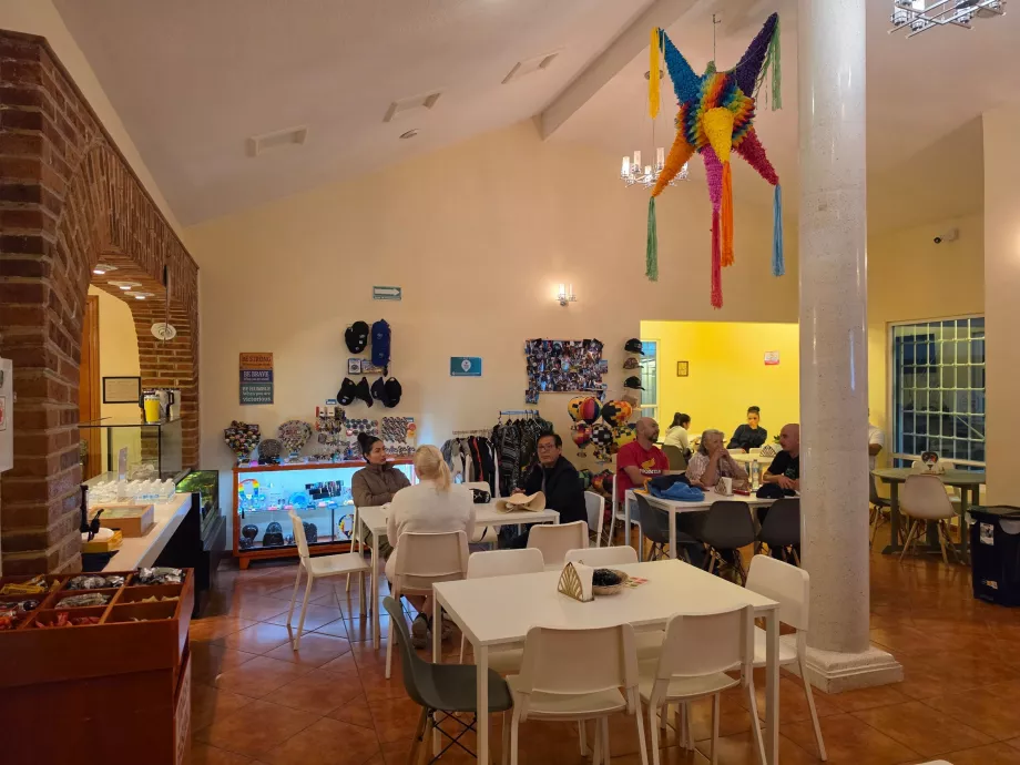 Recepția și sala de mese înainte de plecare