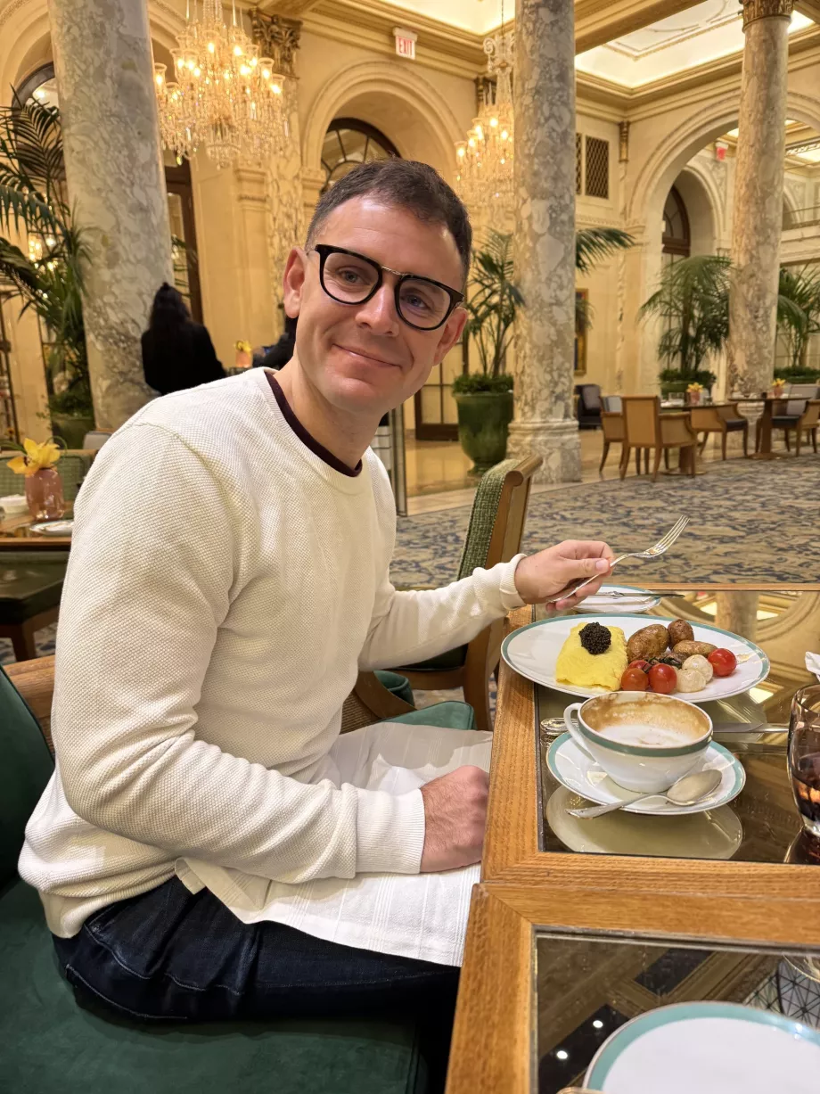 Eu la micul dejun la Plaza Hotel