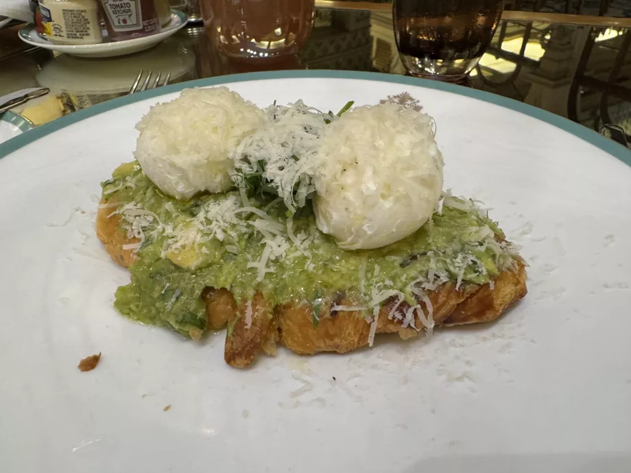 Mic dejun, avocado toast