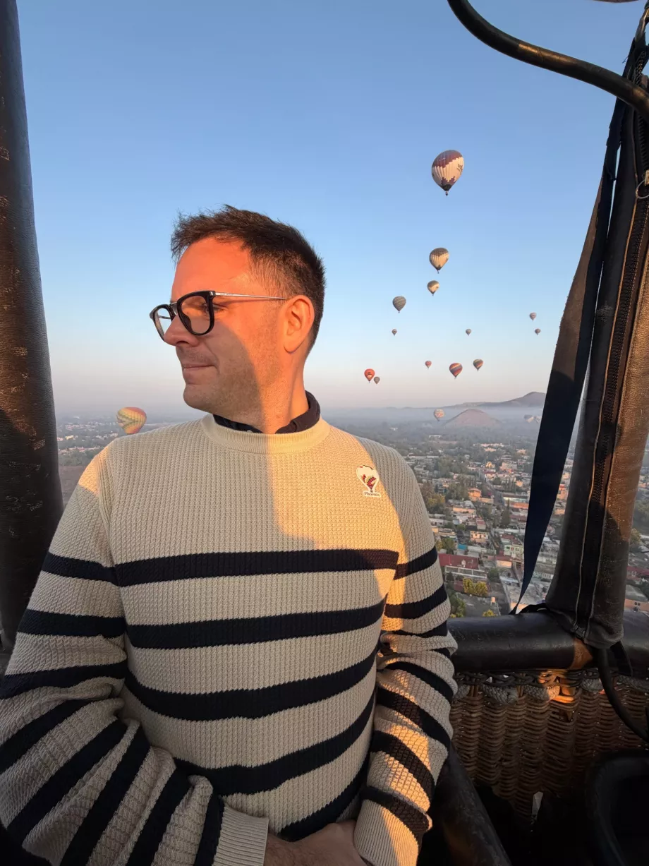Eu într-un balon deasupra piramidelor