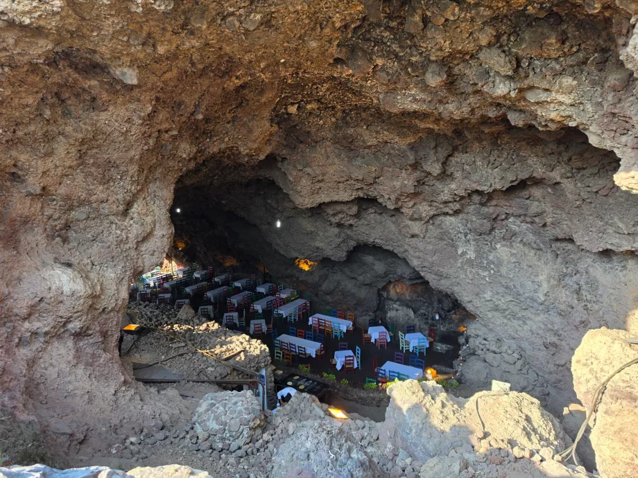 Prima vedere a restaurantului La Gruta