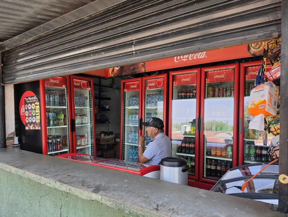 Vânzarea de băuturi la intrarea numărul 2