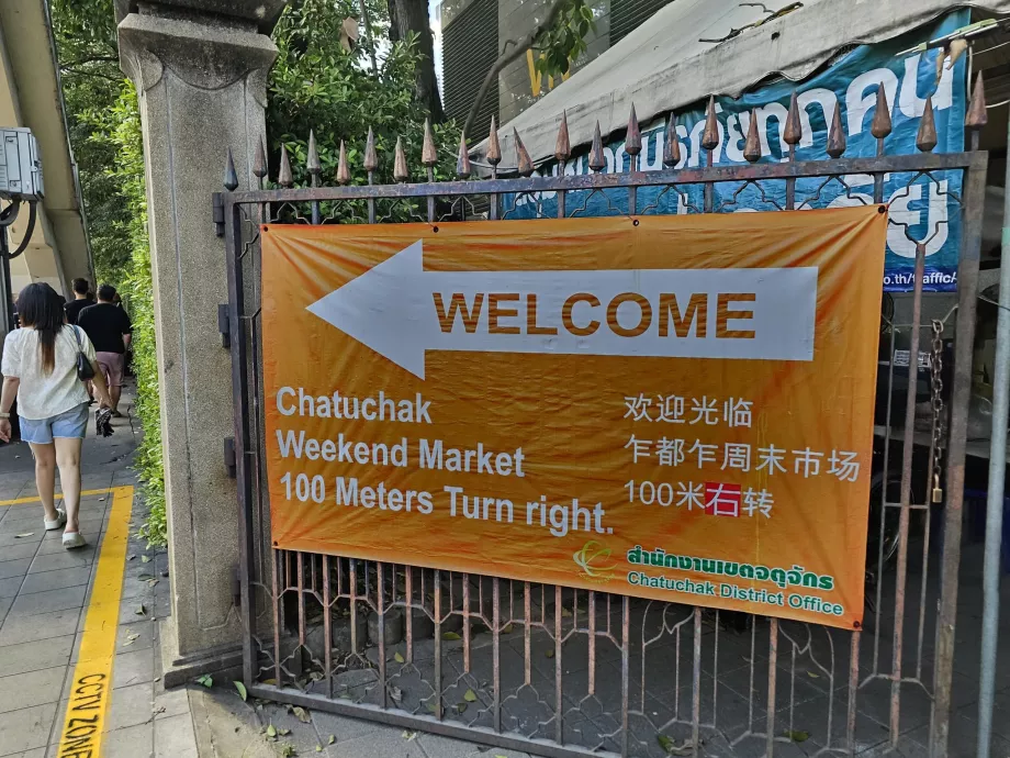 Direcția către Chatuchak Market de la stația de metrou