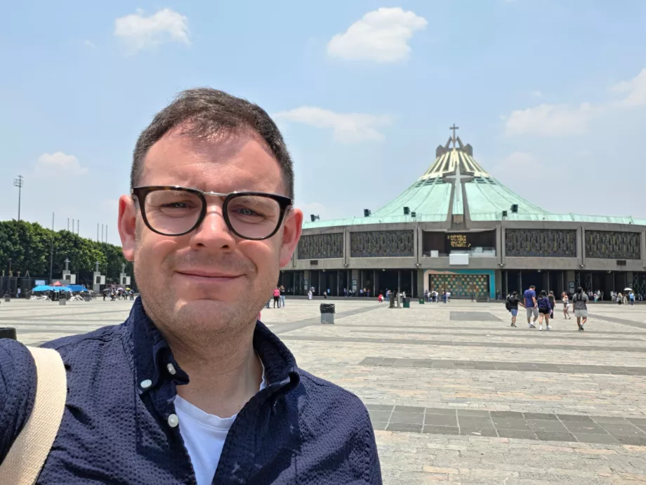 Eu în fața Bazilicii Guadalupe