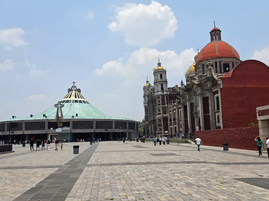 Piața din fața Bazilicii Guadalupe